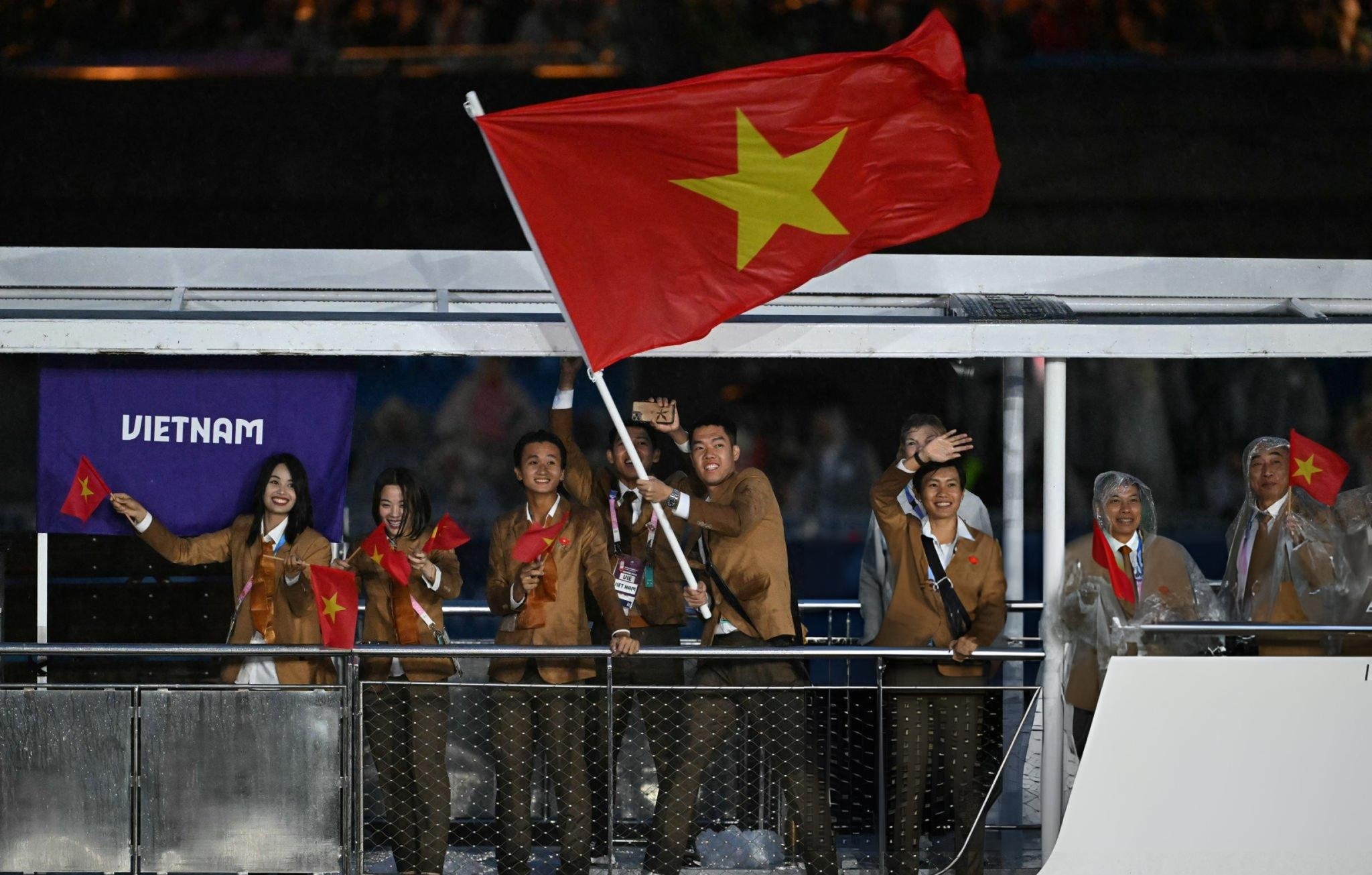 Olympic Việt Nam,  LVMH,  Dior,  Louis Vuitton,  Lady Gaga,  Celine Dion, đoàn thể thao Việt Nam,  khai mạc Olympic ảnh 2 Olympic Viet Nam,  LVMH,  Dior,  Louis Vuitton,  Lady Gaga,  Celine Dion, doan the thao Viet Nam,  khai mac Olympic anh 2