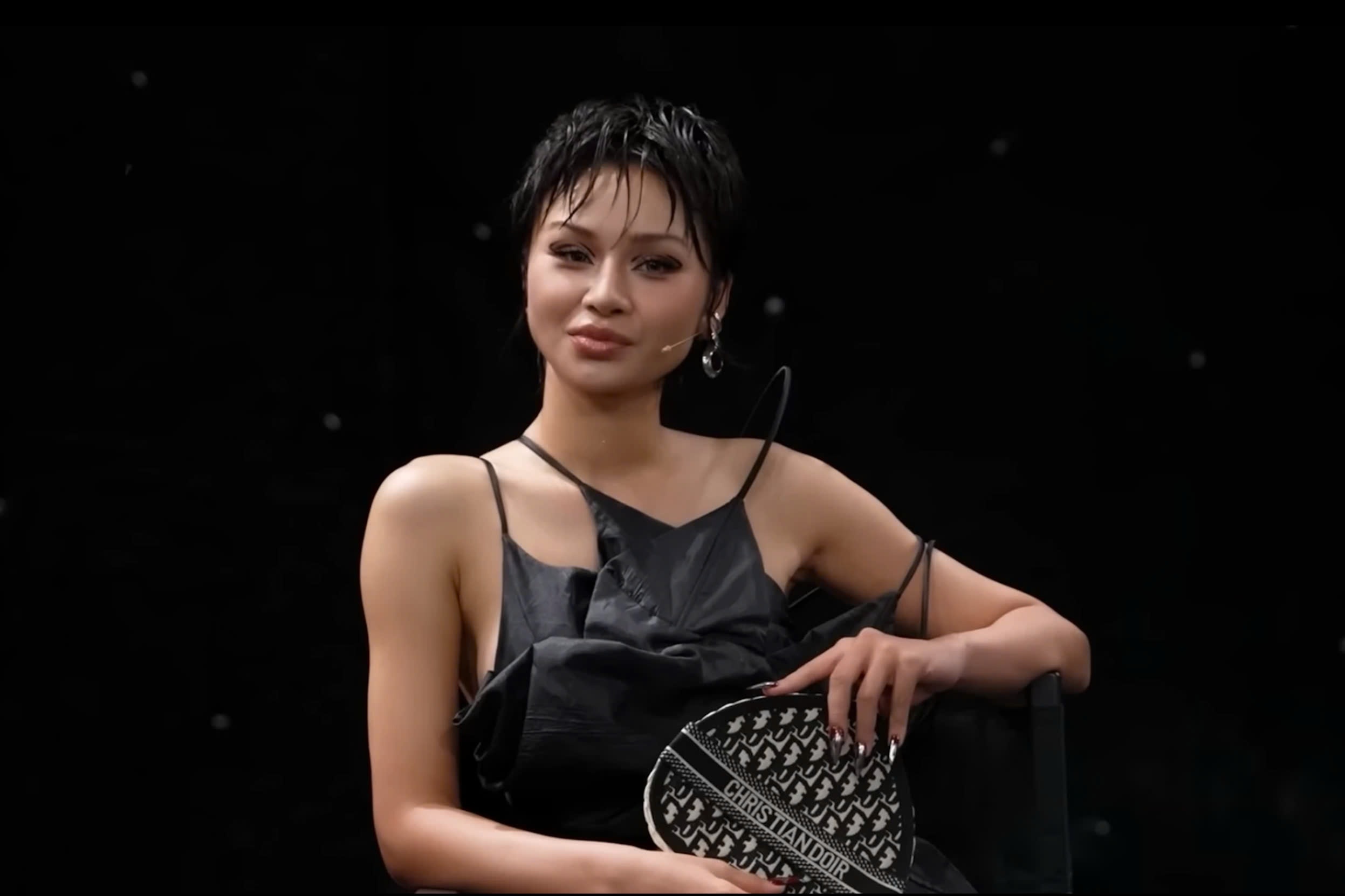 Thay gi tu chiec quat Dior nhai cua Le Thu Trang? hinh anh