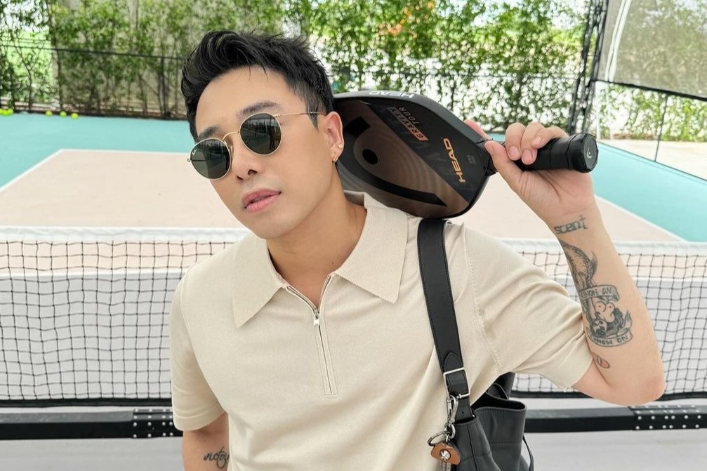 Khong ho hang, tay vot nam mac gi ra san pickleball? hinh anh