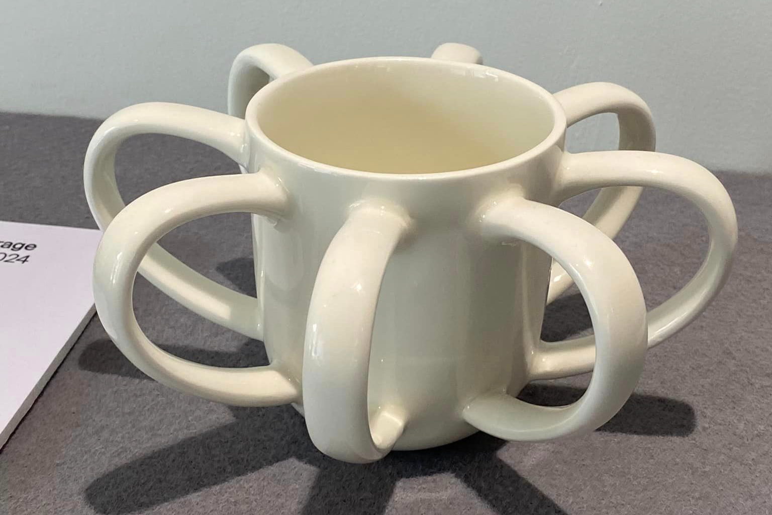 Coc nhieu quai va loat mon do vo dung gay bao mang hinh anh