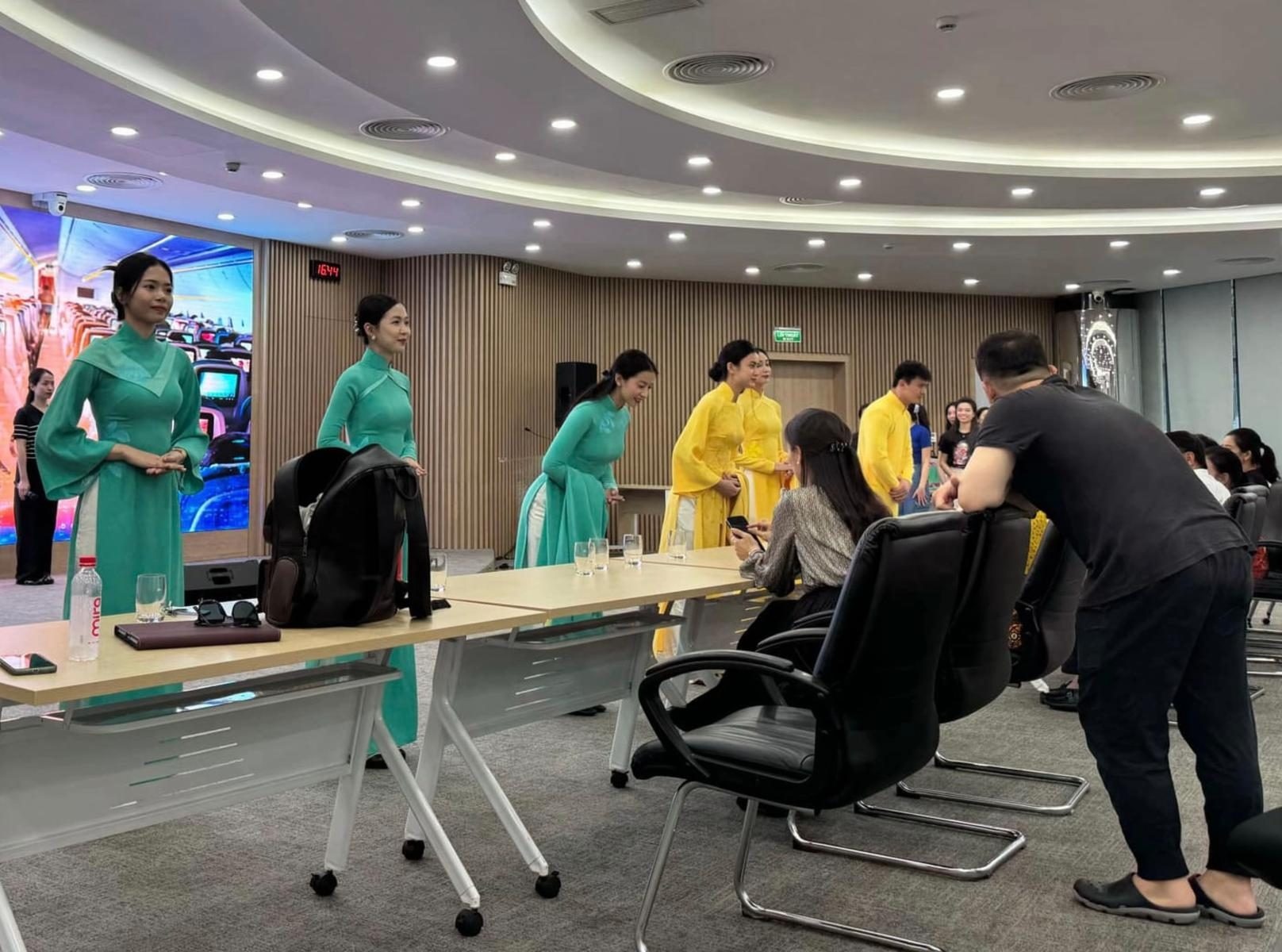 dong phuc Vietnam Airlines,  dong phuc tiep vien,  ao dai tiep vien,  ao dai Vietnam Airlines,  Vo Viet Chung anh 1