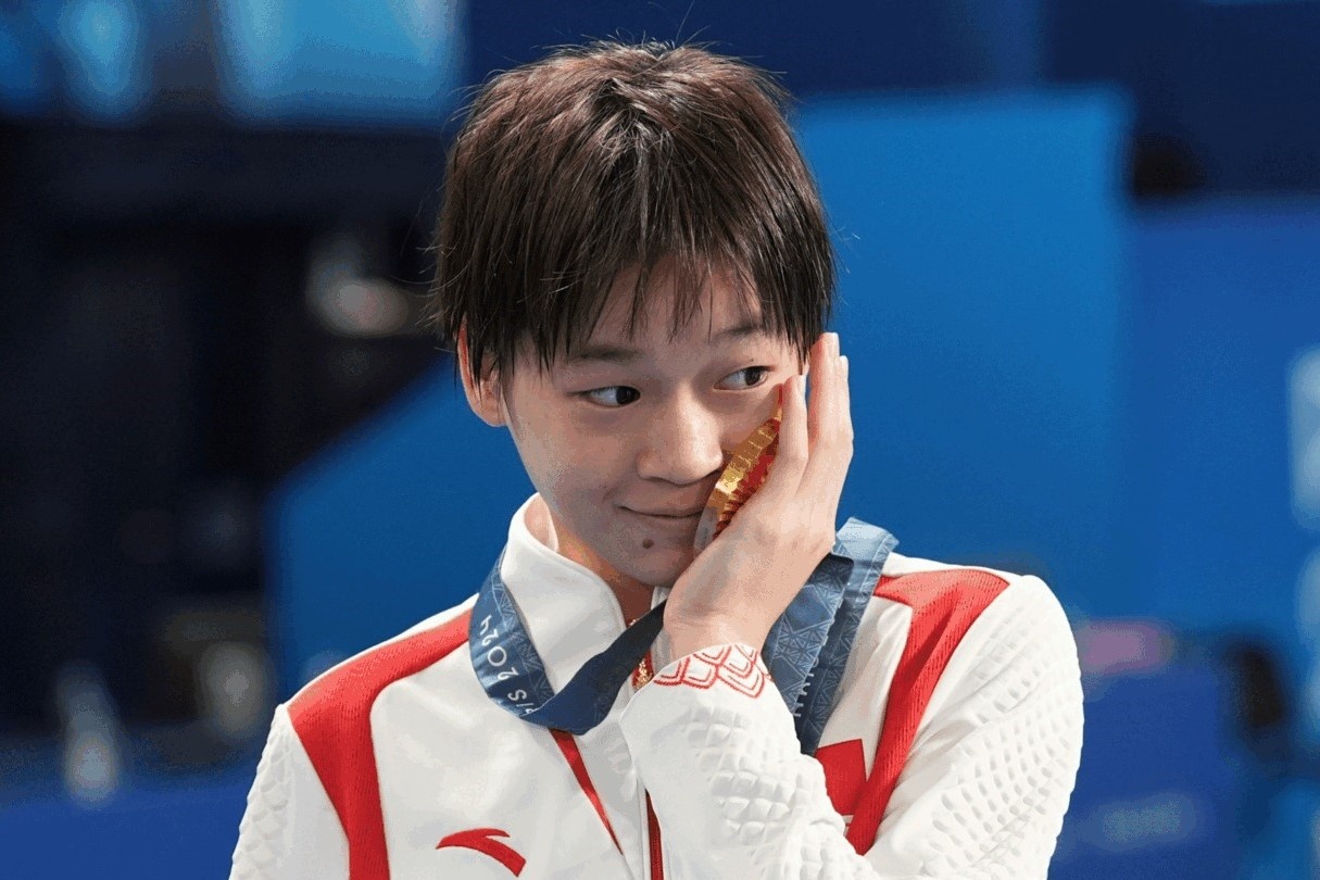 Mua iPhone thay vi Huawei, 'than dong mon lan' Trung Quoc bi chi trich hinh anh