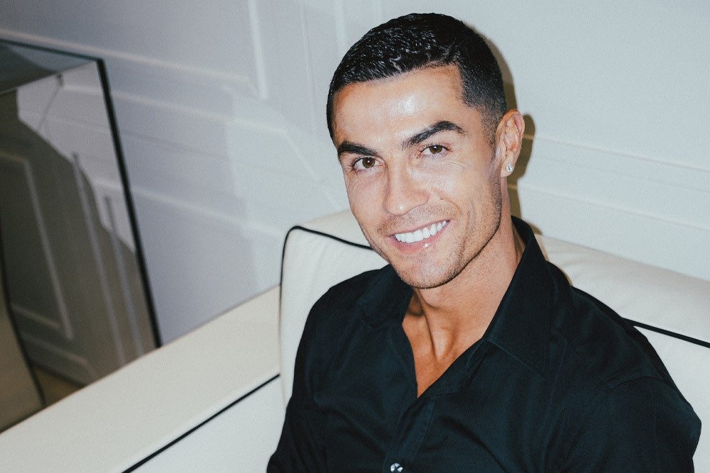 Ronaldo kiem duoc nhieu tien nhat Instagram, Messi xep sau hinh anh