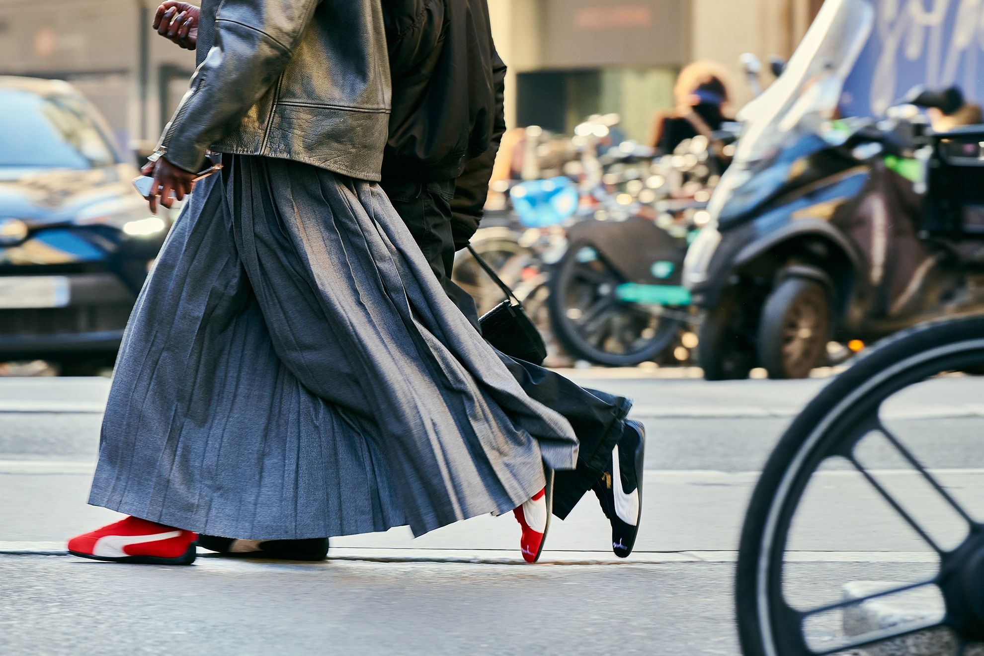 adidas Samba,  Puma Speedcat,  it girl la gi,  rose blackpink,  dua lipa,  dua cong thuc 1, anh 2