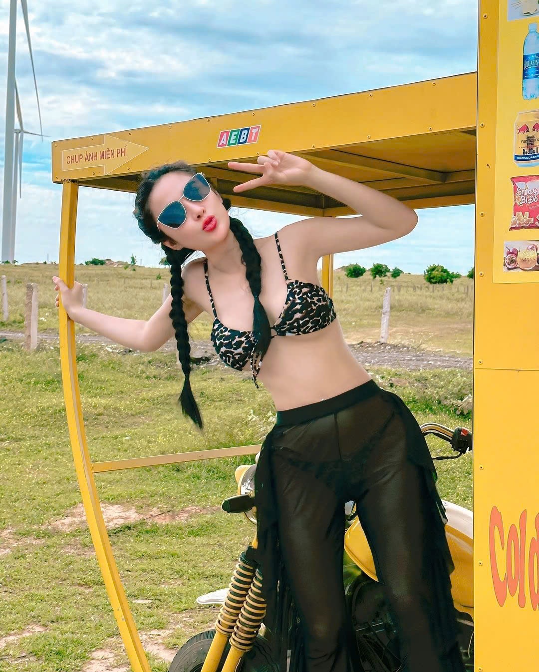 Newsfeed Rate,  mot xuyen thau,  lam thuy nhan,  gon pink,  dj mie,  phan cam, quan xuyen thau trong suot anh 10