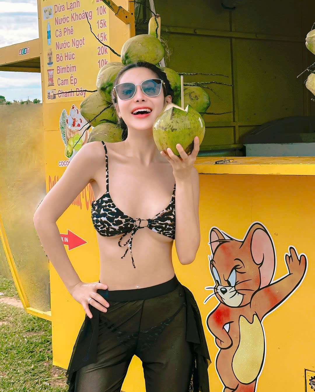 Newsfeed Rate,  mot xuyen thau,  lam thuy nhan,  gon pink,  dj mie,  phan cam, quan xuyen thau trong suot anh 11