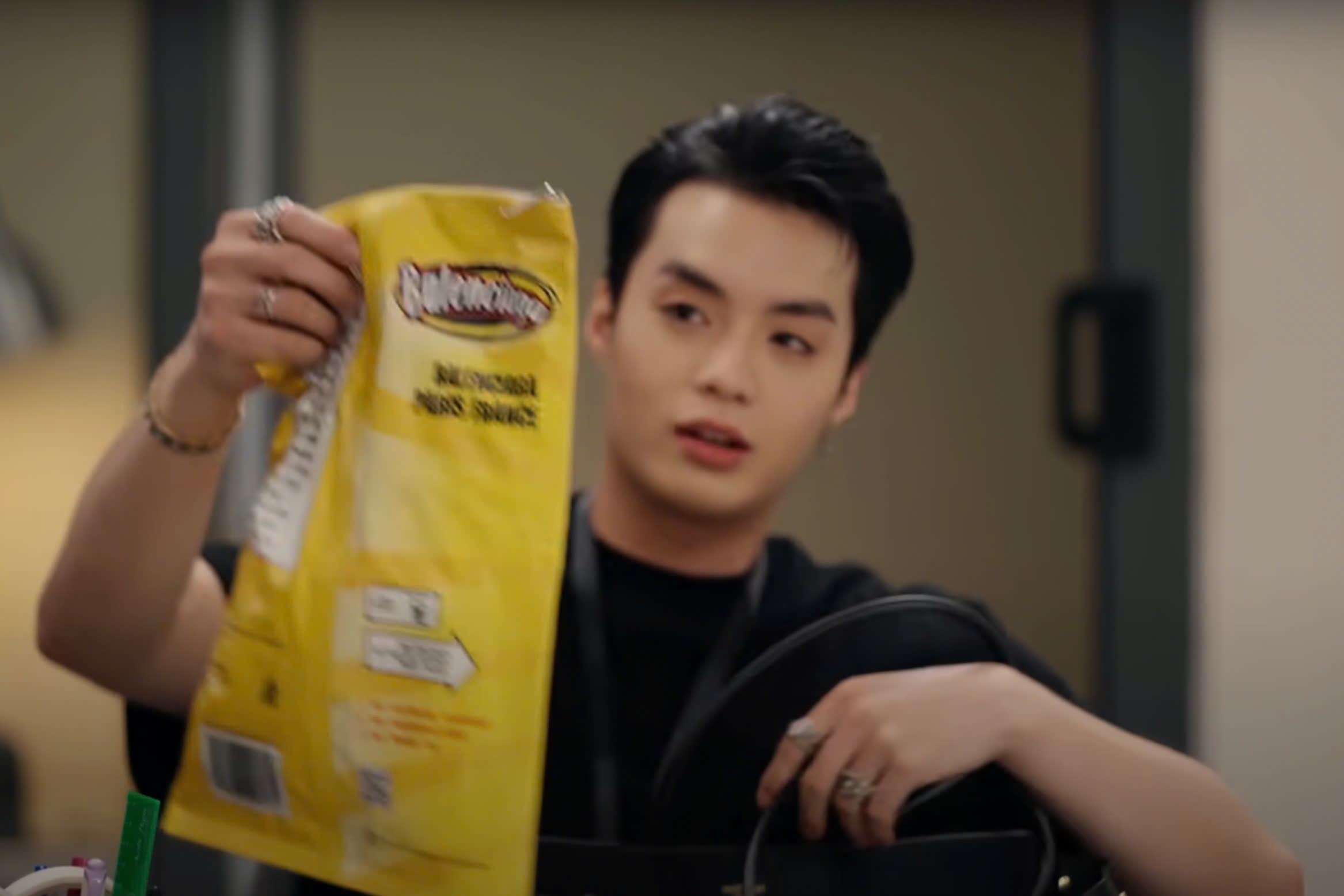 Dang sau tui dung do an vat hang hieu cua rapper Negav hinh anh