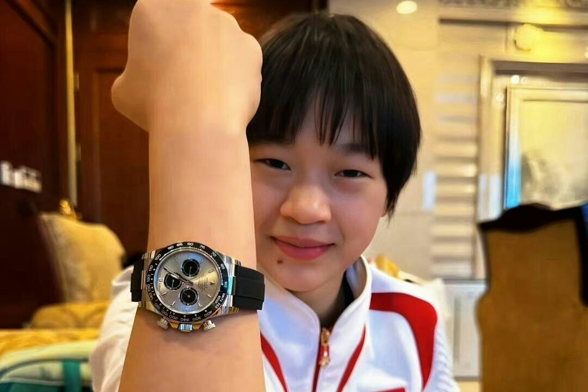 VDV Olympic Trung Quoc bi bao luc mang vi deo dong ho Rolex hinh anh
