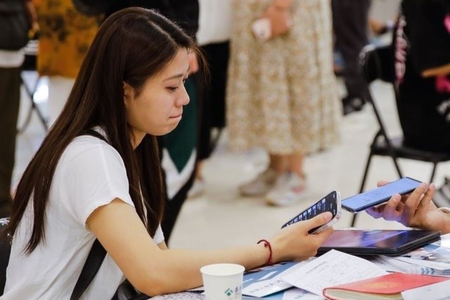 Nhan su Trung Quoc bi sa thai vi khong mua bua sang cho sep hinh anh