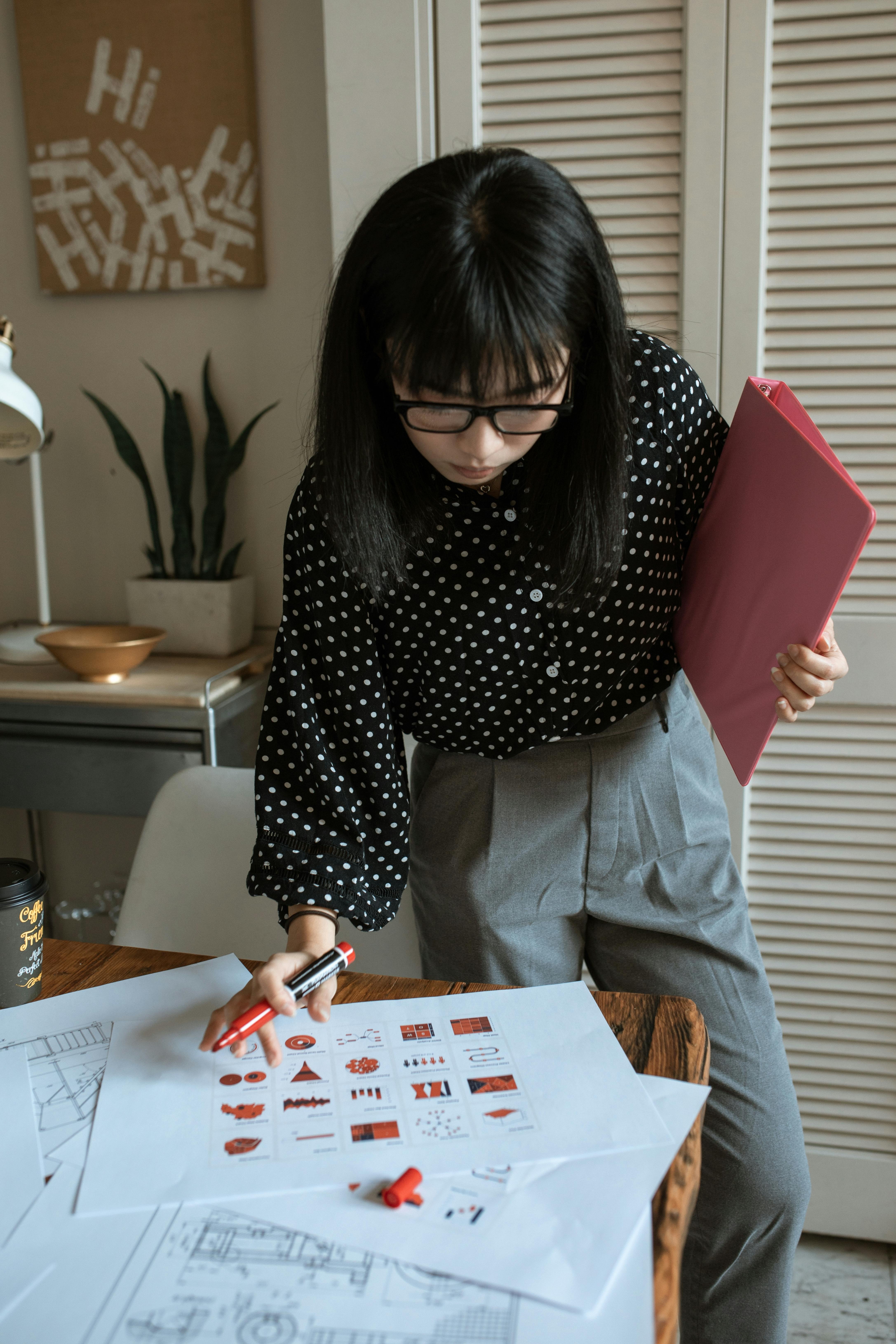 bat nat cong so,  bat nat van phong,  bat nat Trung Quoc, mua bua sang cho sep,  nhan vien Trung Quoc,  that nghiep Trung Quoc,  mang xa hoi anh 6