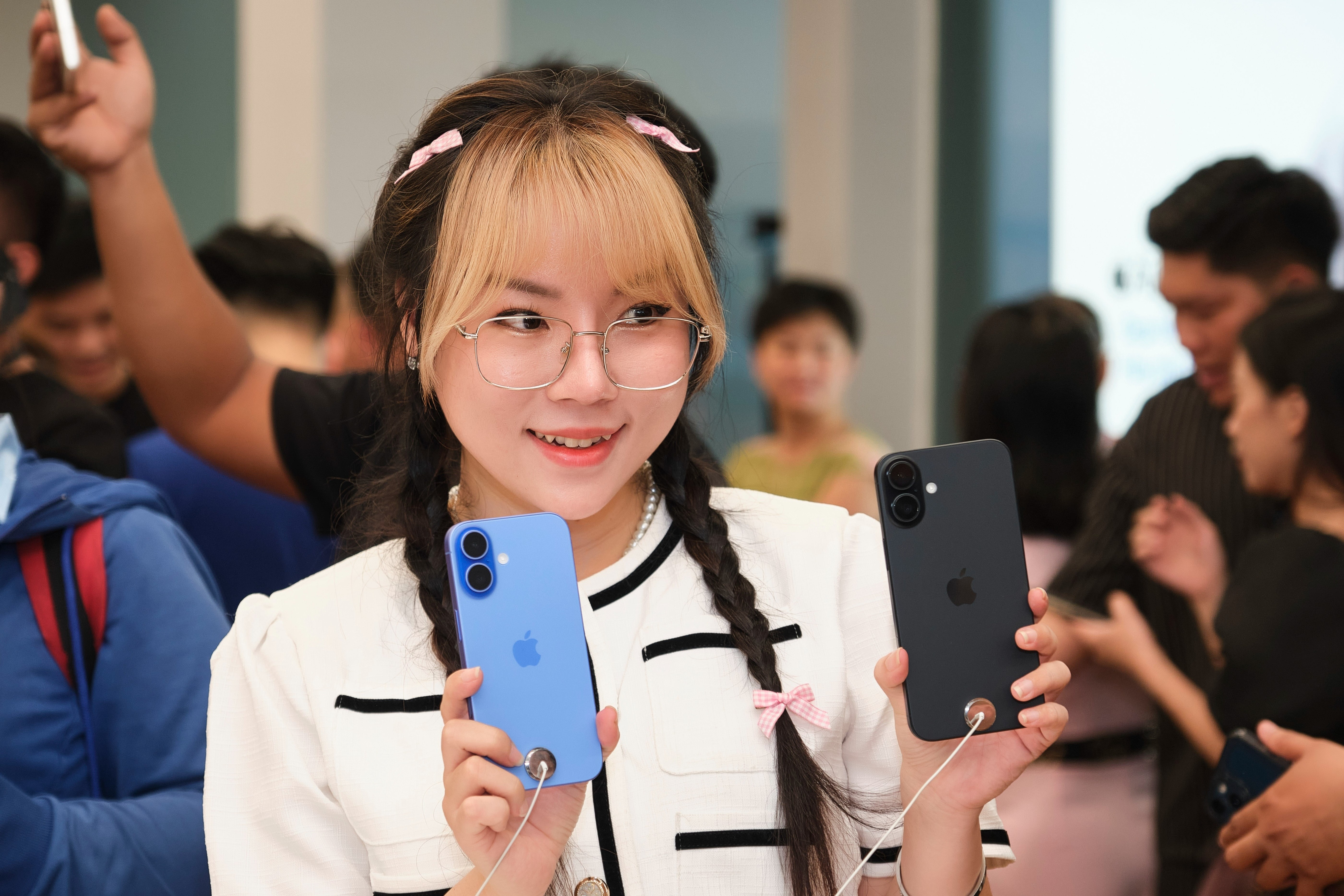 Het canh xep hang nhan iPhone vao nua dem hinh anh