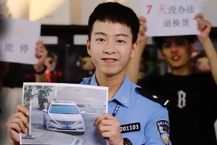 Canh sat Trung Quoc thanh livestreamer hinh anh