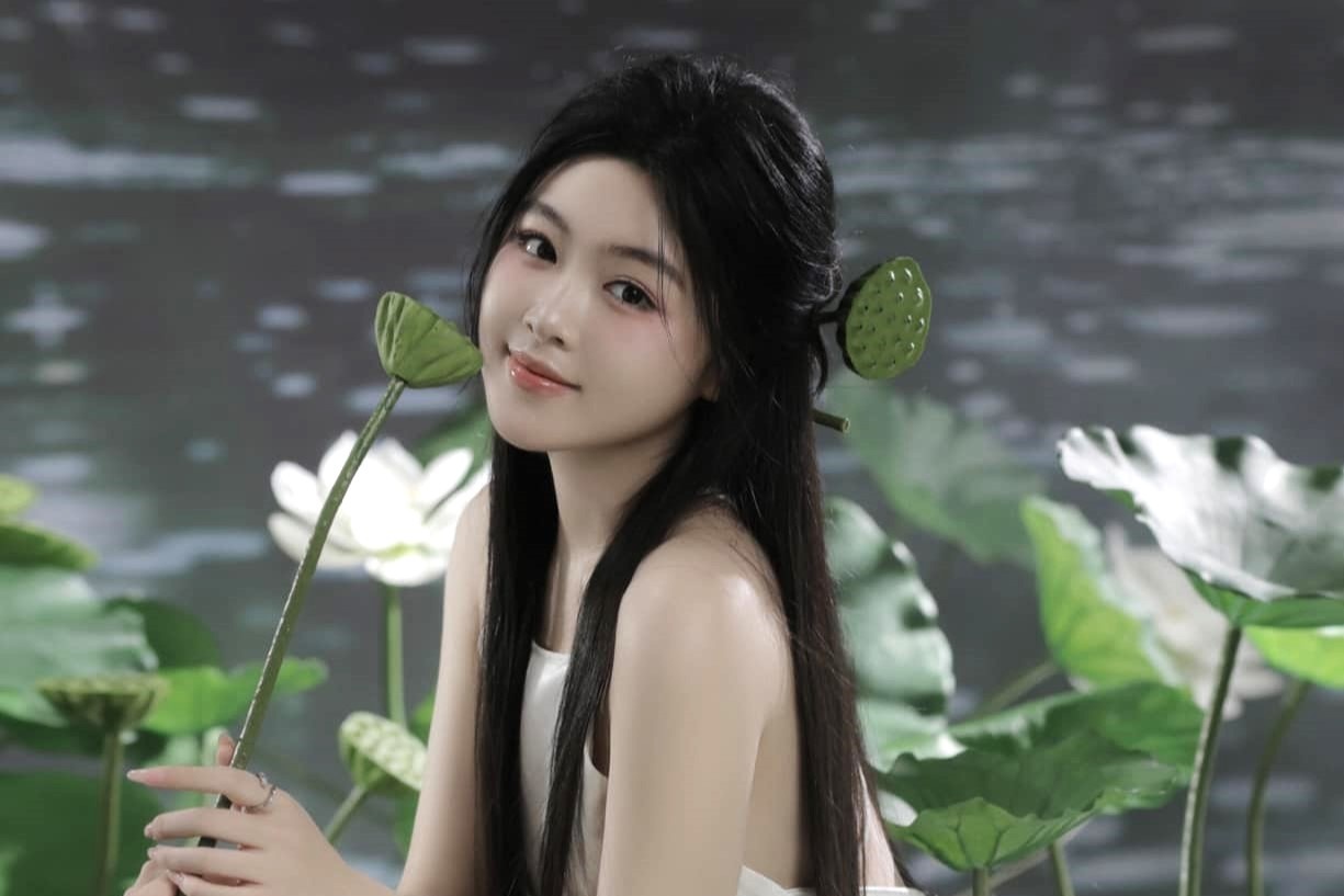 Con gai Quyen Linh dien yem, khoe lung tran hinh anh