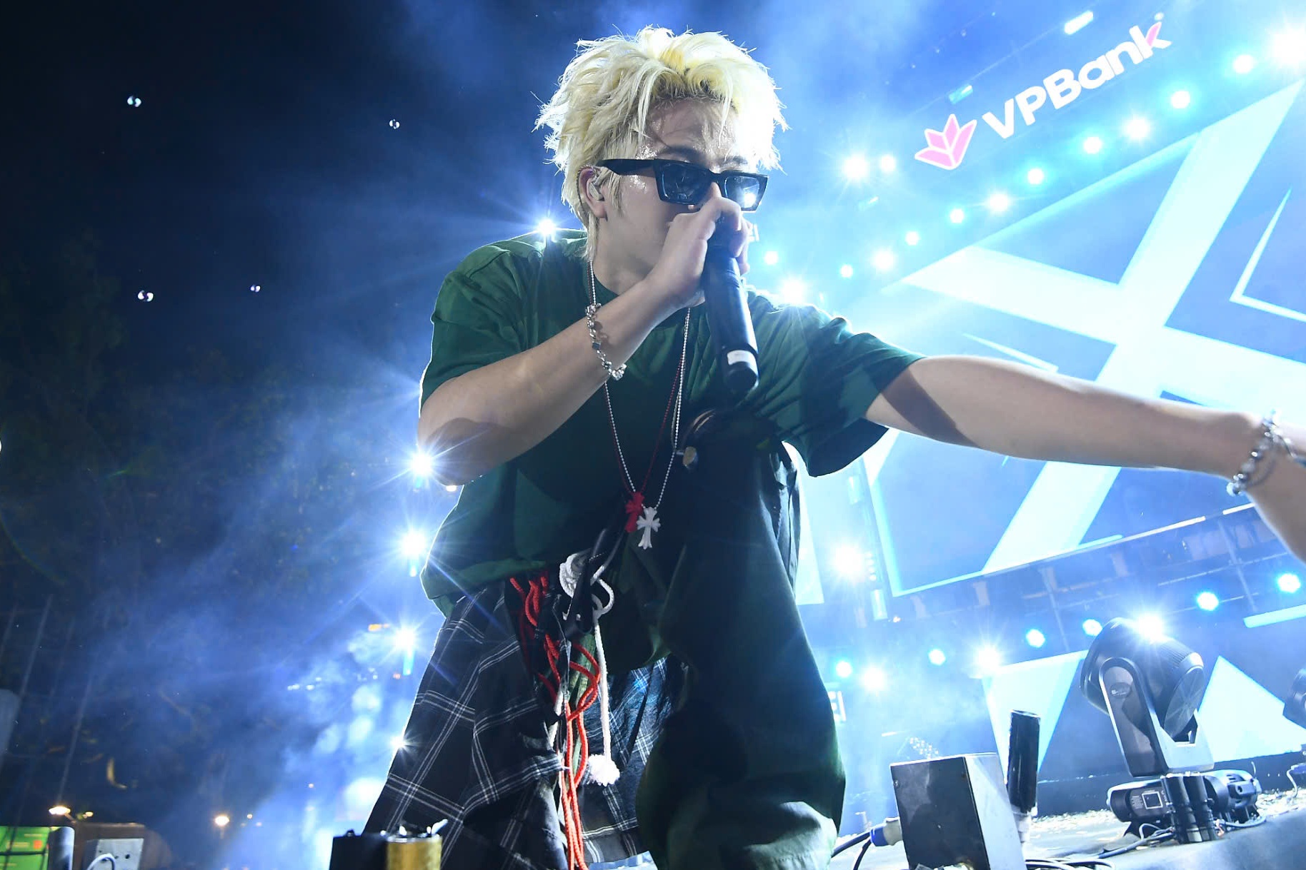 Quang Anh Rhyder, Anh Tu ‘lam nong’ pho di bo Ha Noi hinh anh