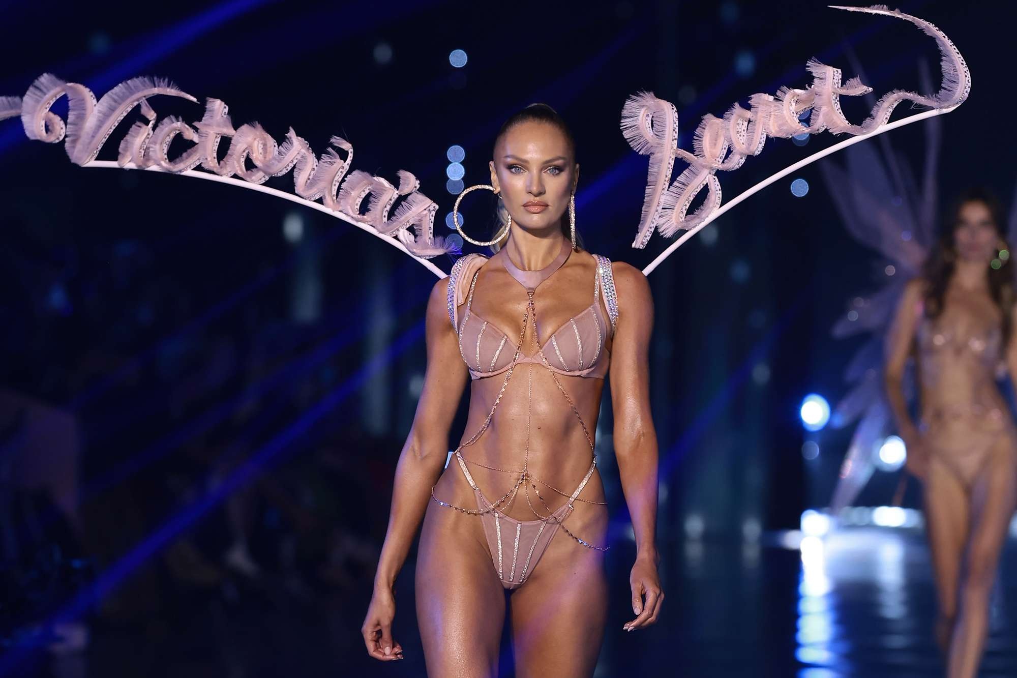 Lisa Victoria’s Secret,  Victoria’s Secret 2024 live,  
nguoi mau Victoria’s Secret,  Gigi Hadid,  Bella Hadid,  Tyla,  Cher,  show noi y,  lon nhat hanh tinh anh 8