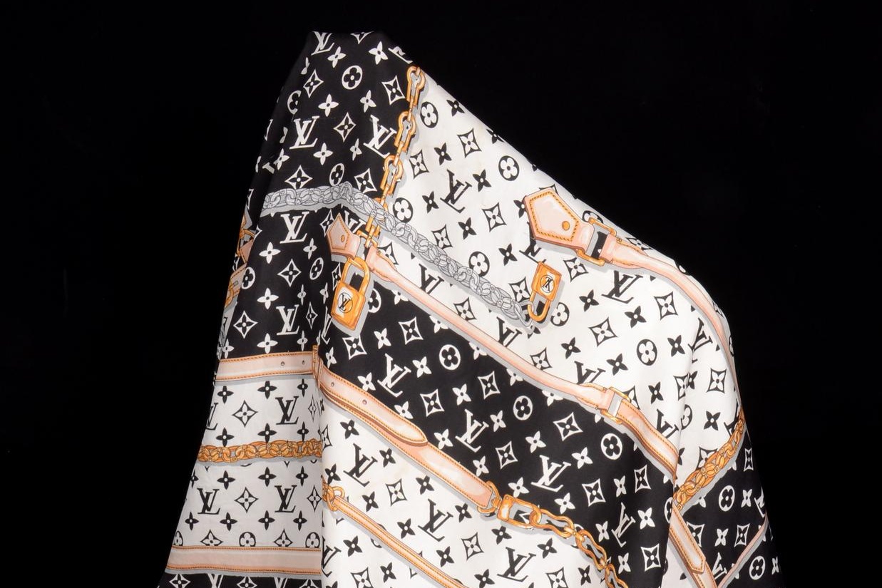 Chiec khan Louis Vuitton khien MXH Trung Quoc day song hinh anh