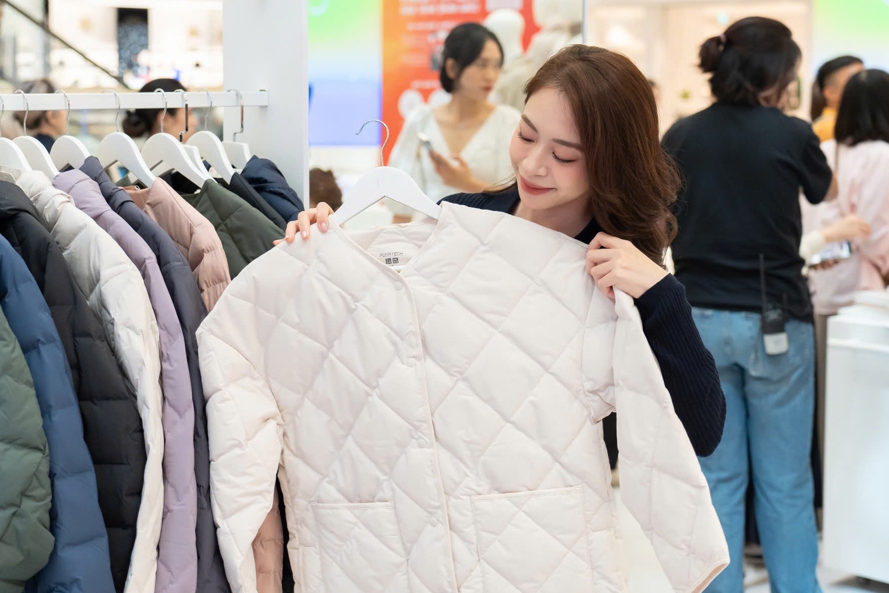 Co gi o trien lam ao chan bong cua Uniqlo? hinh anh