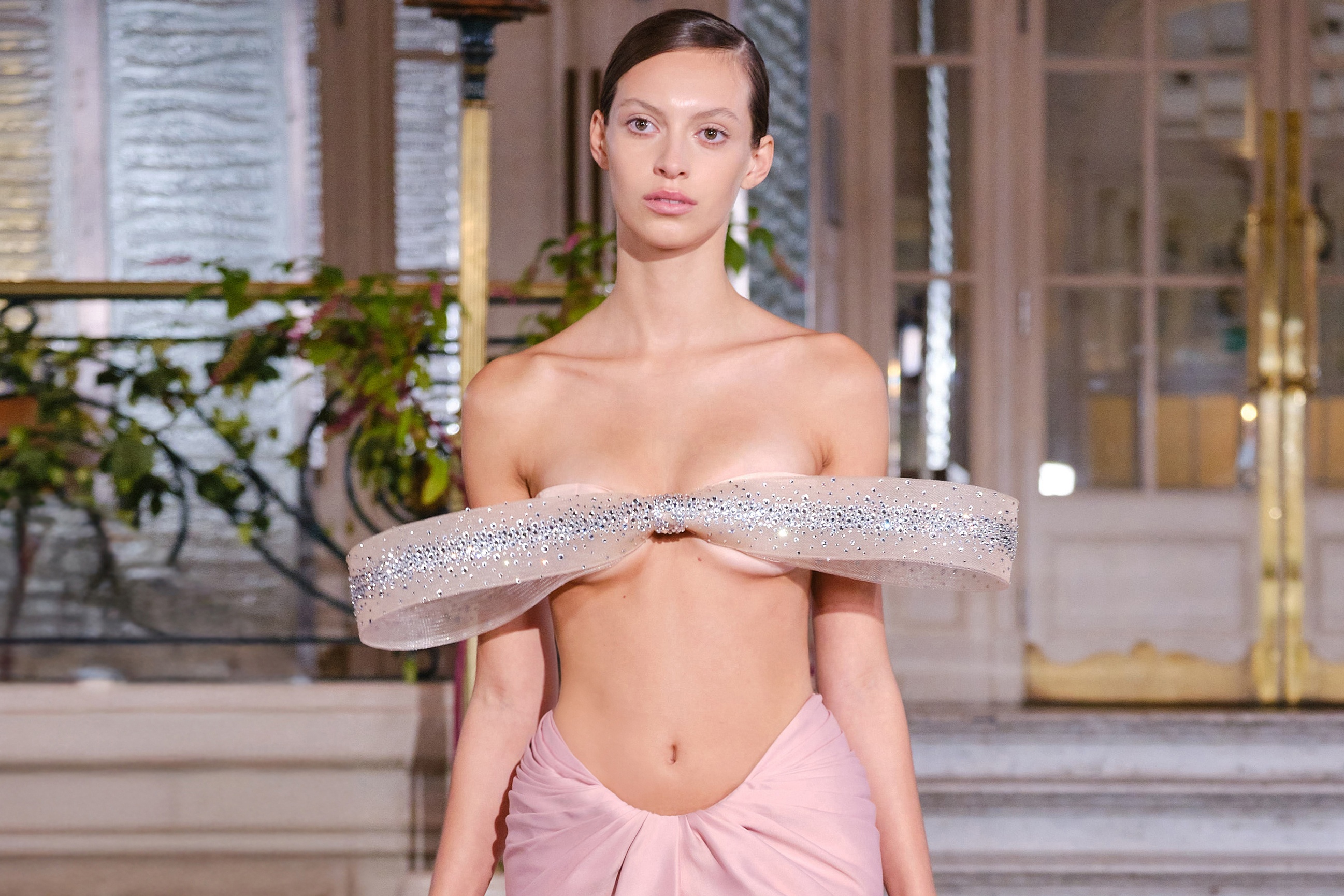 Vay ao cua NTK Viet tren san dien nuoc Anh hinh anh