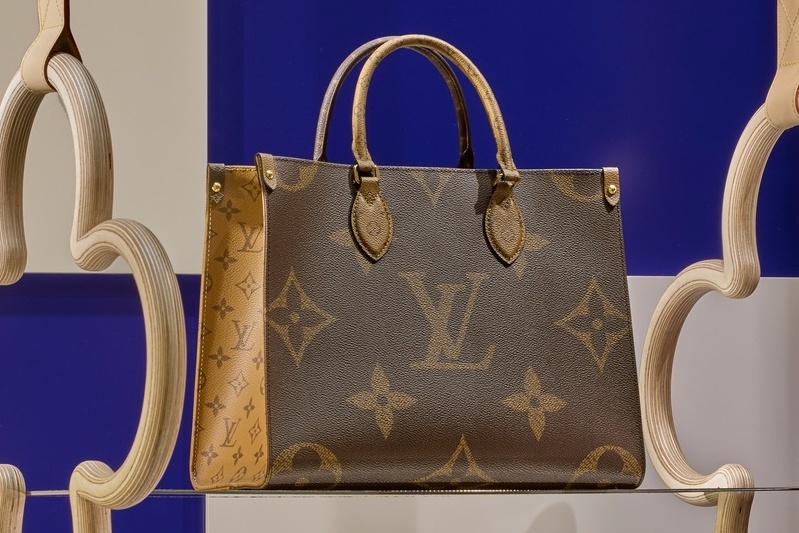 Louis Vuitton phan biet doi xu voi khach Trung Quoc hinh anh