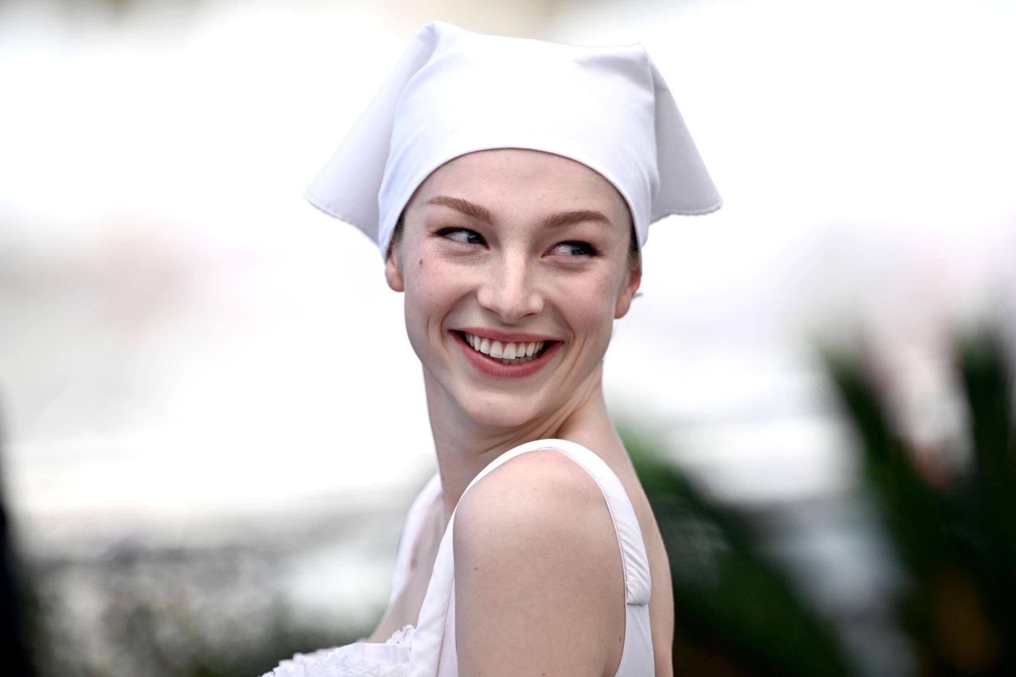 hunter_schafer_in_prada_at_the_photo_call_of_kinds_of_v0_6vk89ph3d61d1.jpg