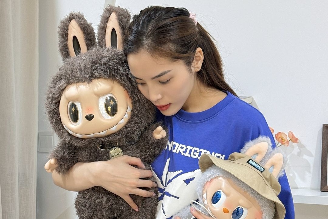 Gan 1/2 nguoi lon van ngu voi gau bong hinh anh