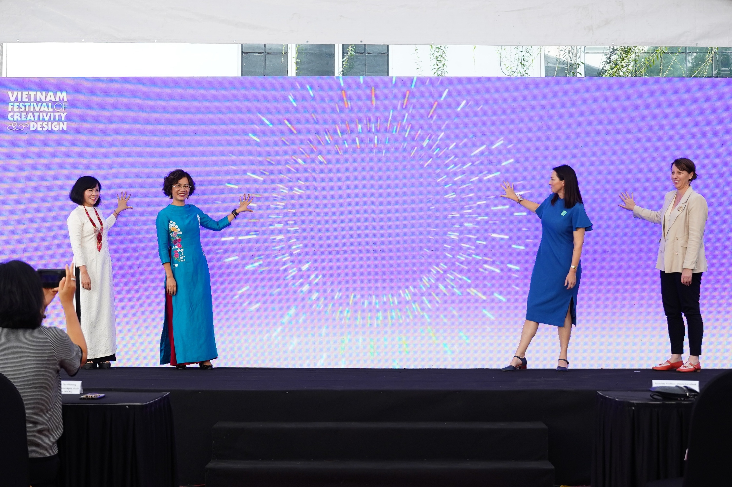 Tai Tao,  VICAS,  YIDC,  Hanoi Grapevine,  VFCD Ha Noi anh 2