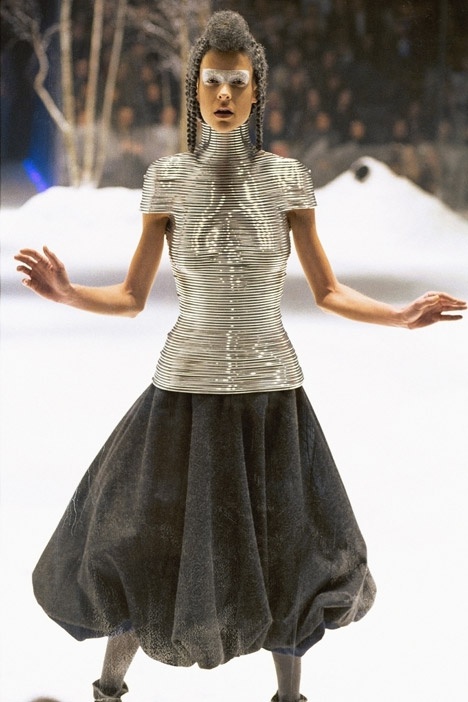 Coiled_Corset_Chris_Moore_Shaun_Leane_Alexander_McQueen_dezeen_468_2.jpg