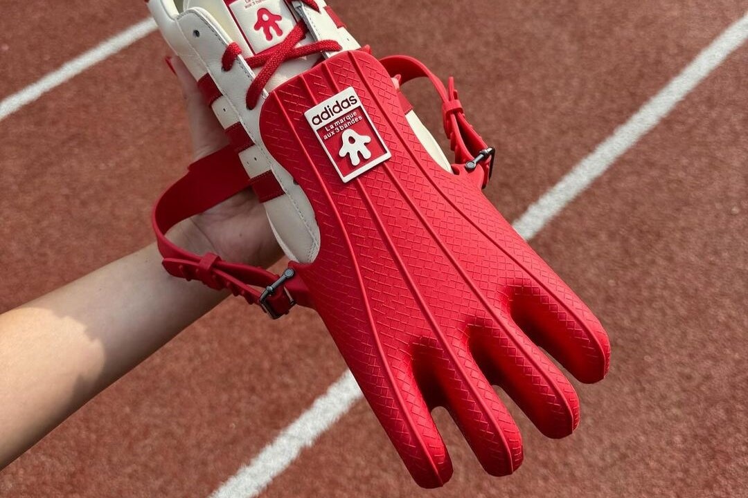 Giay adidas 4 ngon chan gay chia re du luan hinh anh