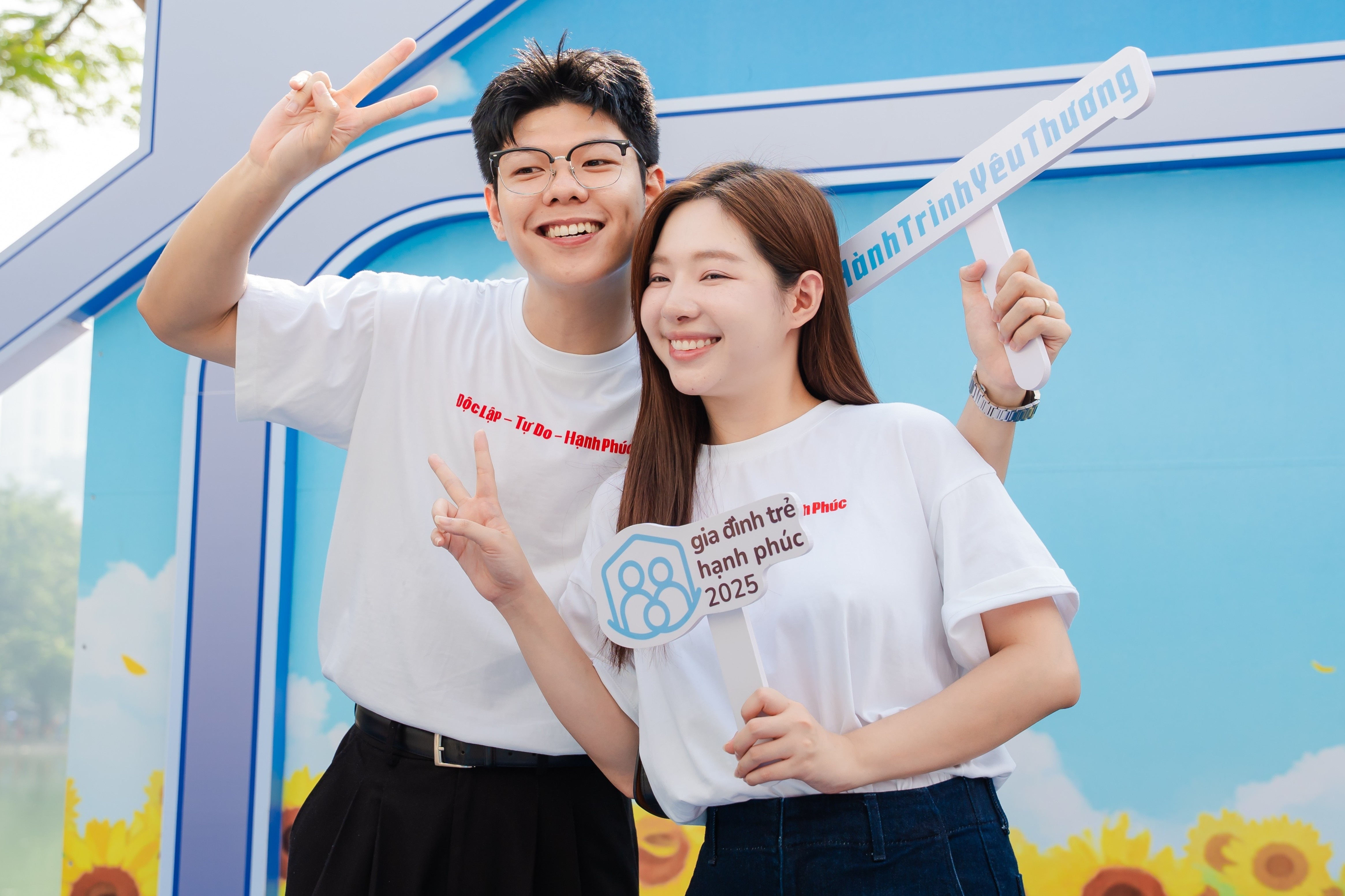 Nguoi tre viet hanh trinh yeu thuong cung gia dinh hinh anh