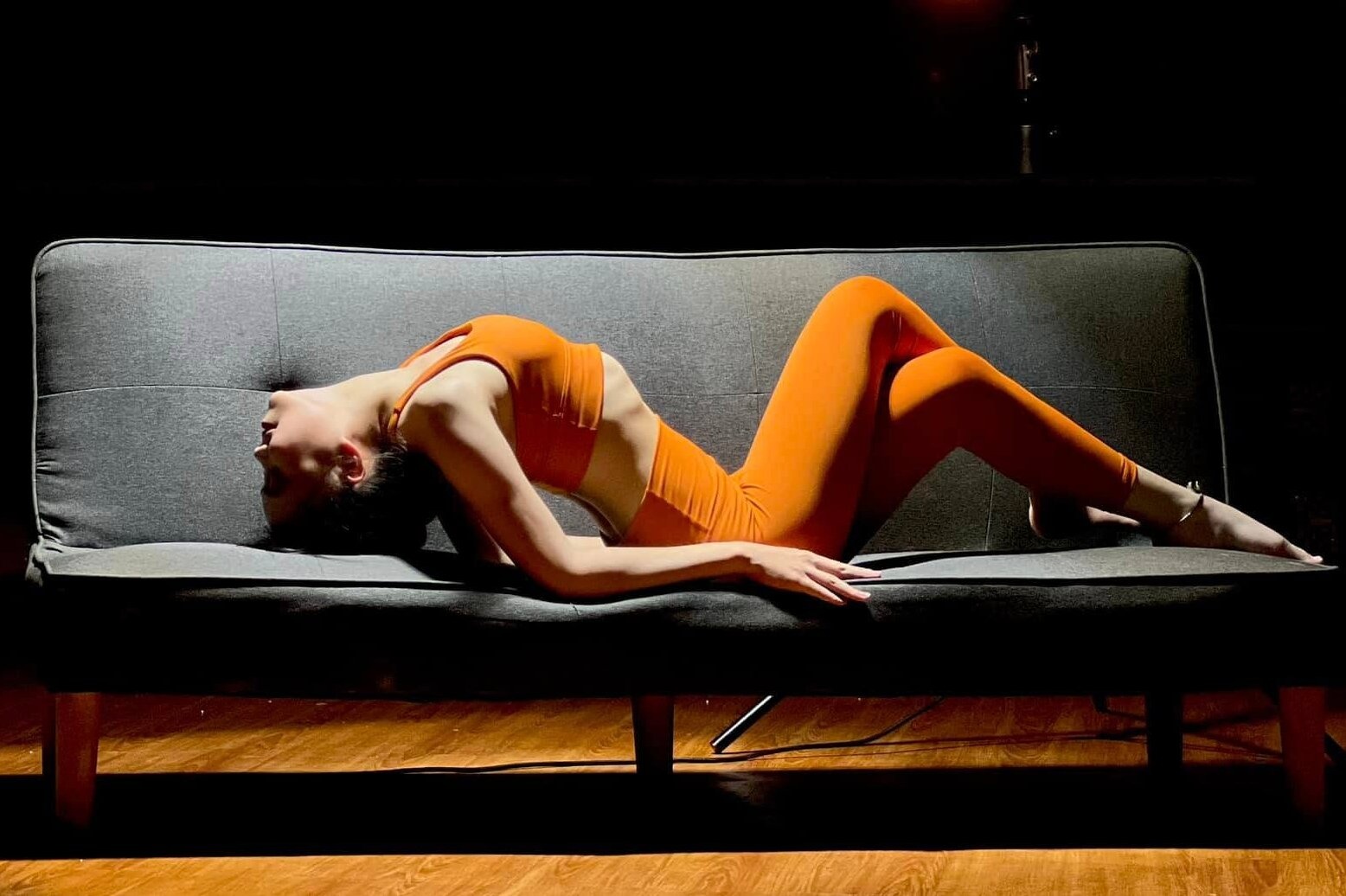 Tranh cai viec mac do yoga bo sat truoc cong Cho Ben Thanh hinh anh