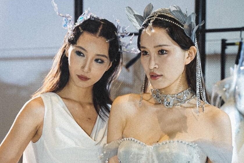 Vay cuoi tu nhua tai che cua NTK Viet tren san dien Trung Quoc hinh anh