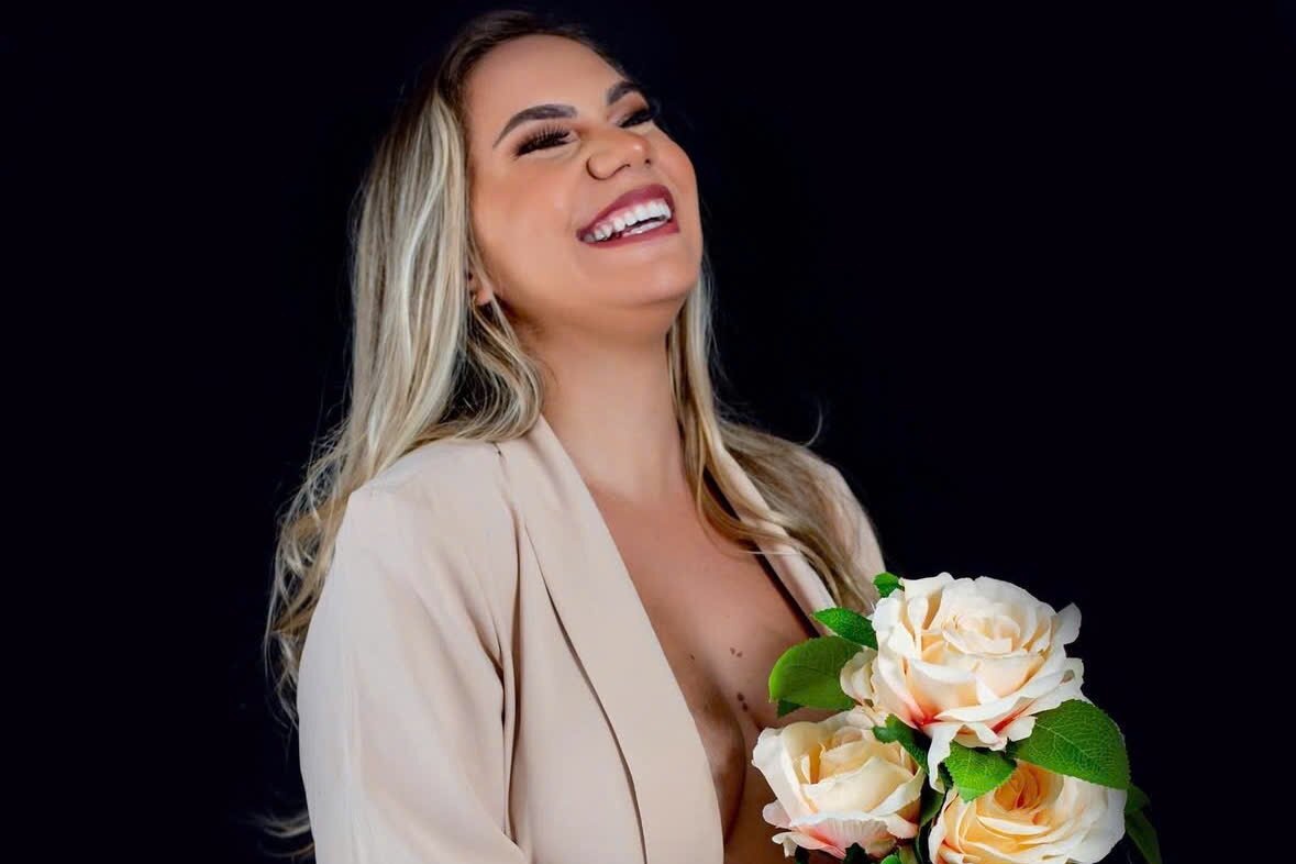 Bong hong ben canh Xuan Son hinh anh