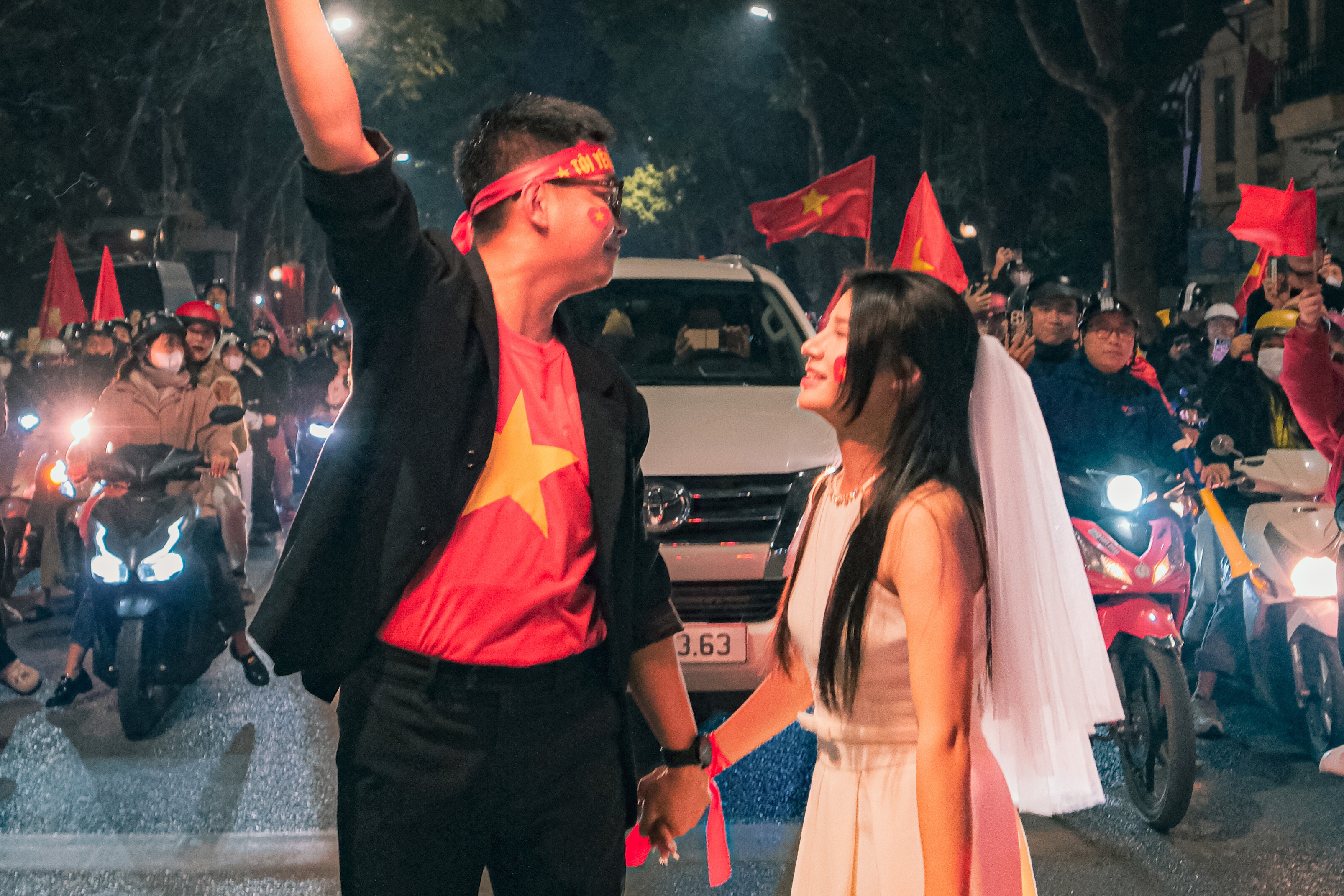 Cap doi Ha Noi gay sot MXH khi chup anh cuoi giua dong nguoi 'di bao' hinh anh