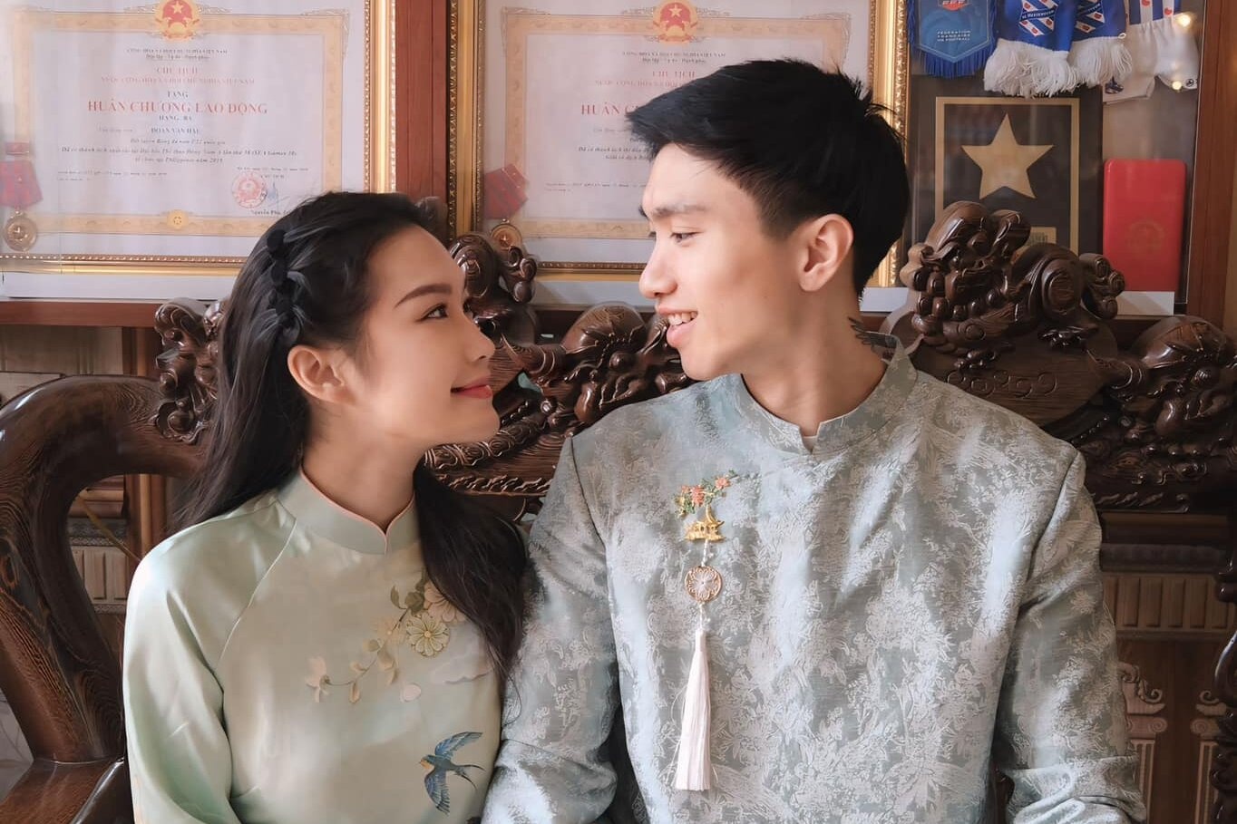 Vo Van Hau khoe kheo thanh tich cua chong Mung 1 Tet hinh anh