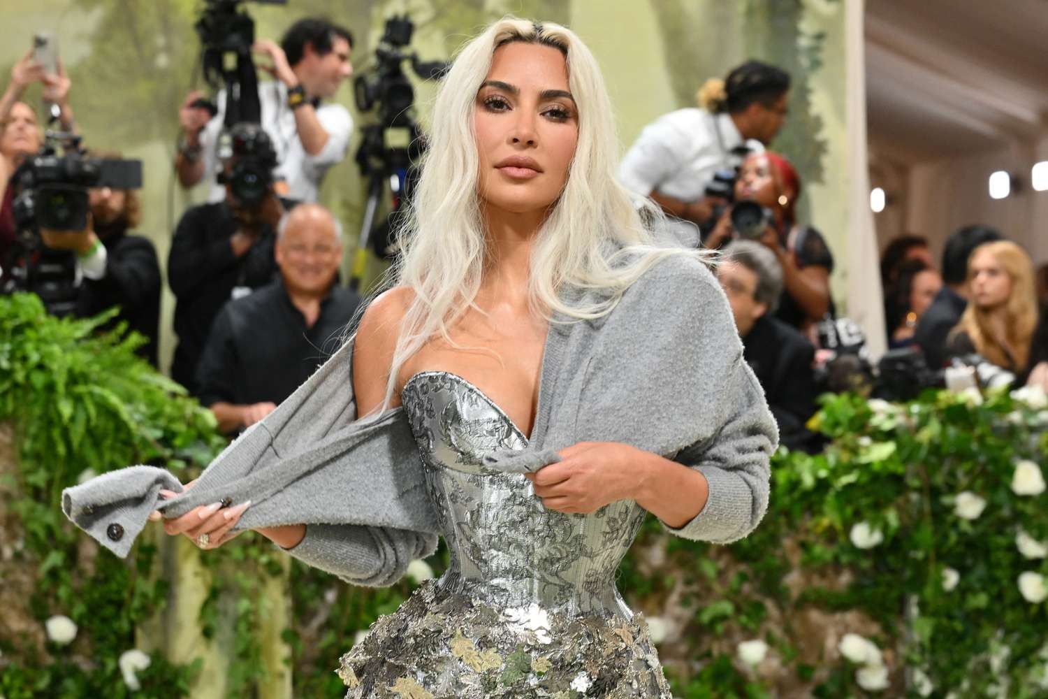 Hinh anh dang so cua Kim Kardashian sau khi mac ao nit nguc bo sat hinh anh
