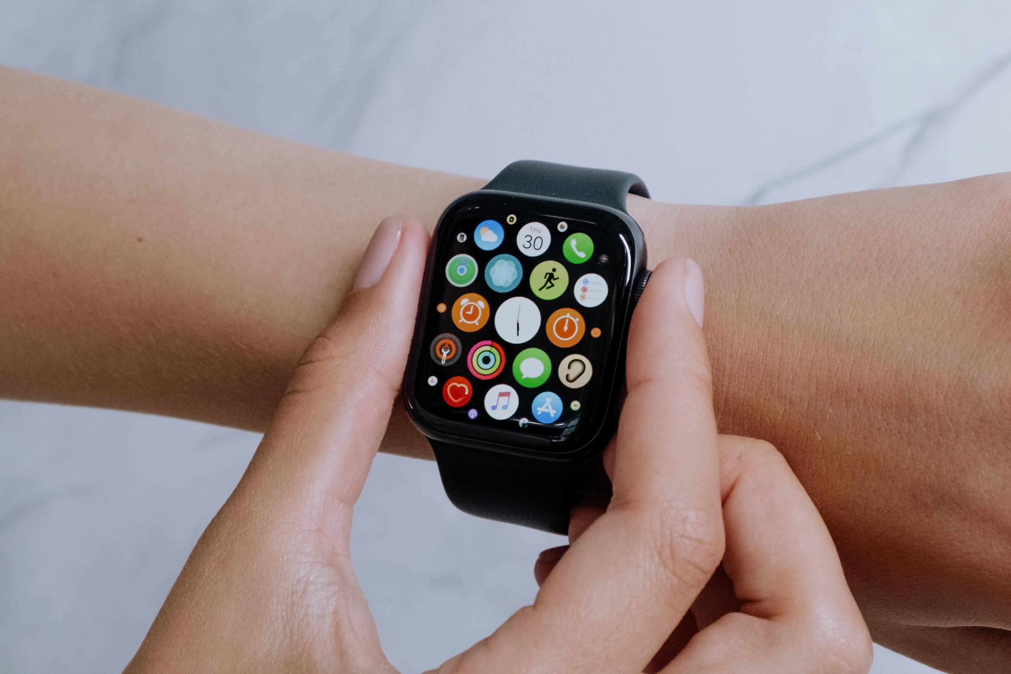 Tranh bi kich ung da khi deo dong ho thong minh hinh anh