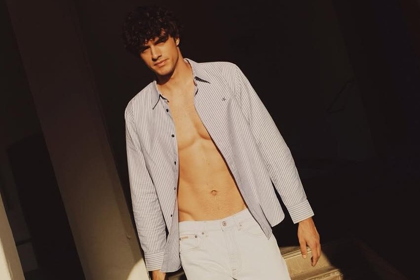 Tranh cai khong hoi ket ve viec dan ong mac quan jeans trang hinh anh