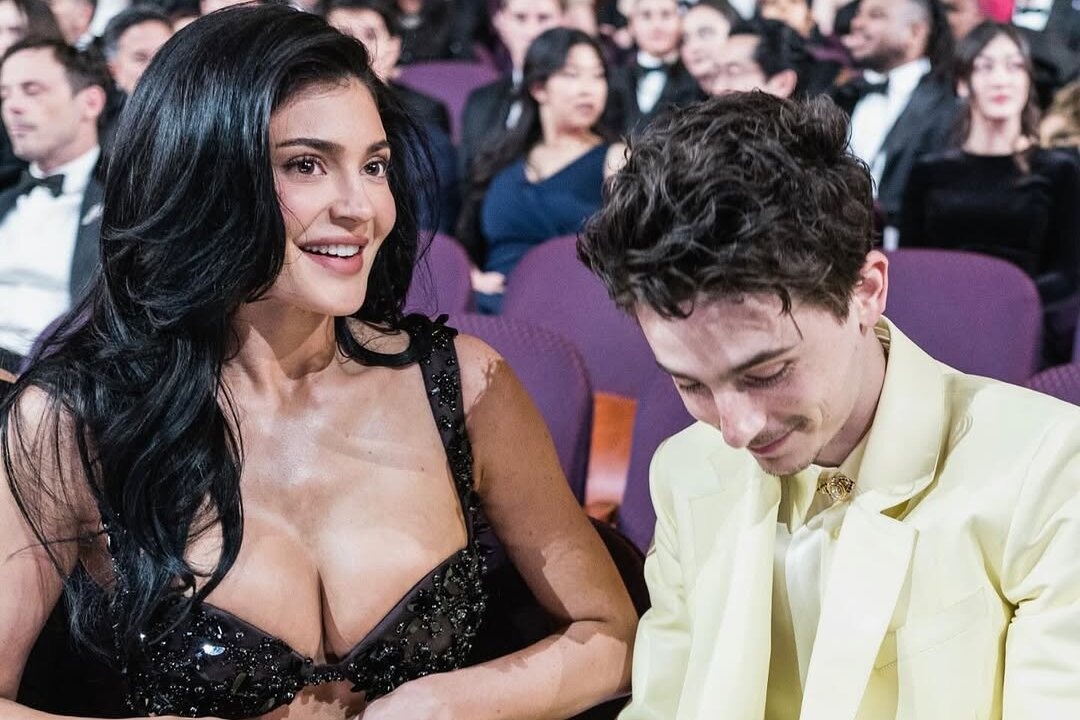 Ban gai Timothee Chalamet mac tao bao du Oscar 2025 hinh anh