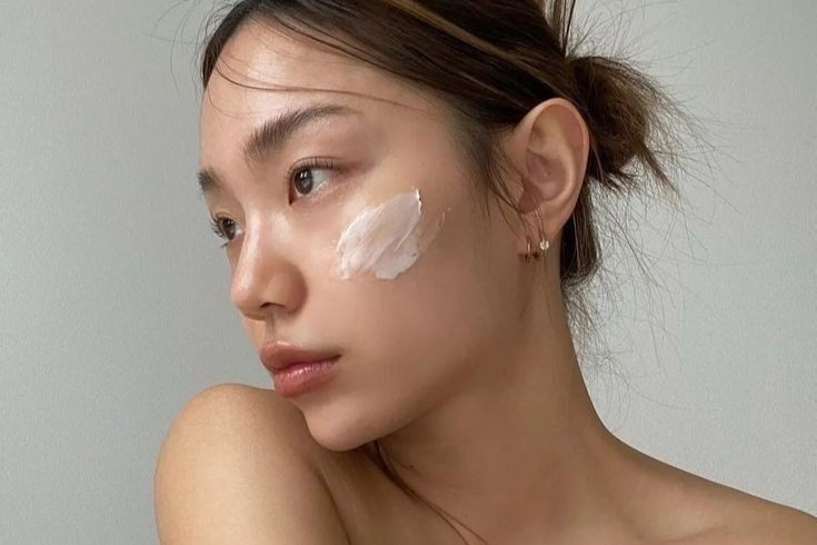 Boi kem chong nang truoc hay sau kem duong am? hinh anh