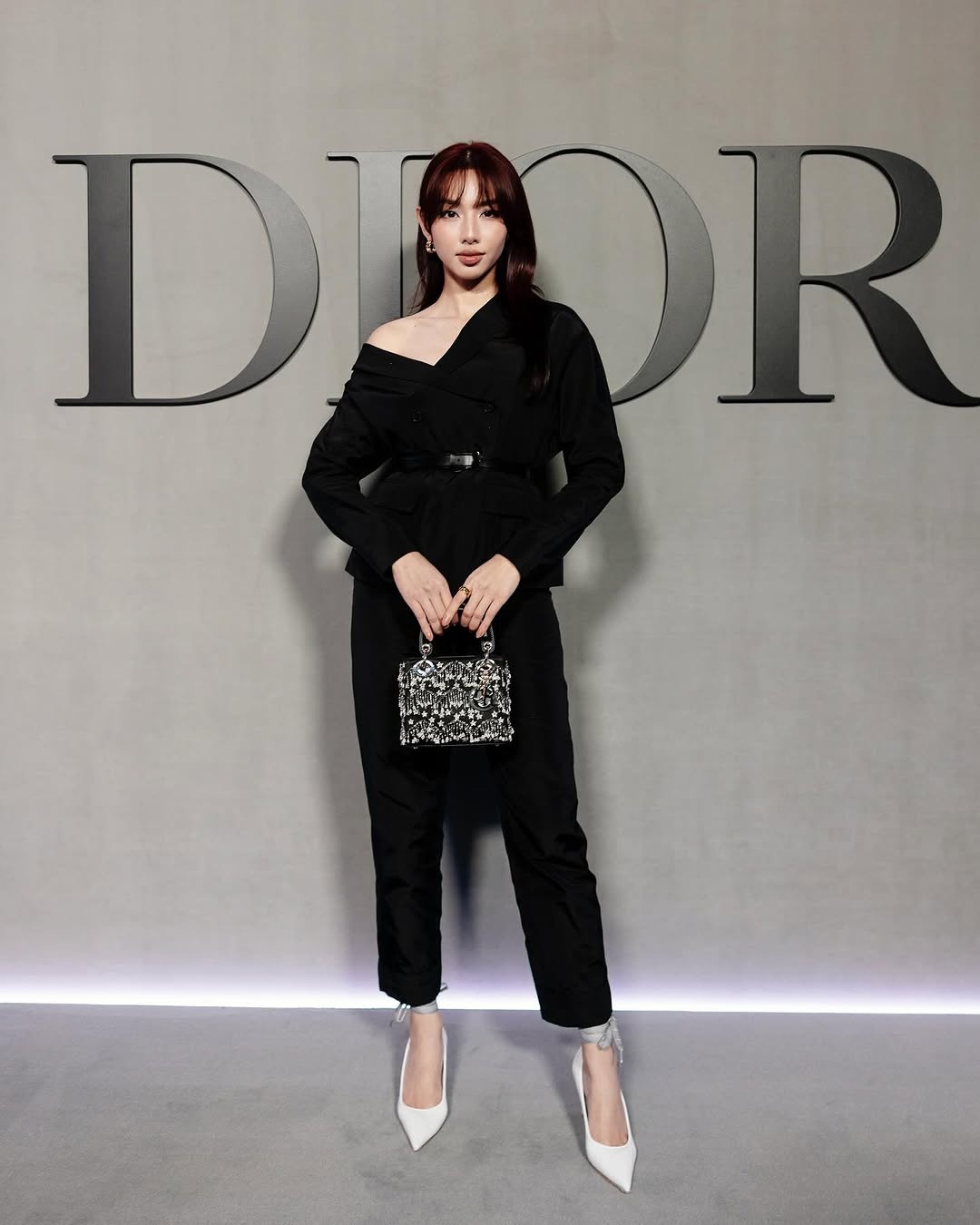 Thuy Tien Dior, Thuy Tien quang cao lo, Dior Friend of the House, Dior Thuy Tien,  Thuy Tien scandal,  Dior Viet Nam, Thuy Tien quang cao sai,  Dior huy hop dong,  Thuy Tien be boi, Thuy Tien bi chi trich, Dior dai su thuong hieu, Thuy Tien keo rau cu, Dior xu ly scandal,  Dior va Thuy Tien, Thuy Tien bi tay chay, Dior thoi trang cao cap, Friend of the House la anh 1