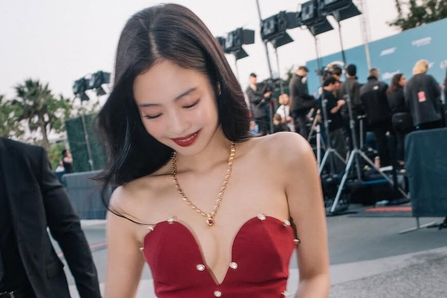 Chiec vay 'cuu' Jennie khoi loat on ao mac ho henh hinh anh
