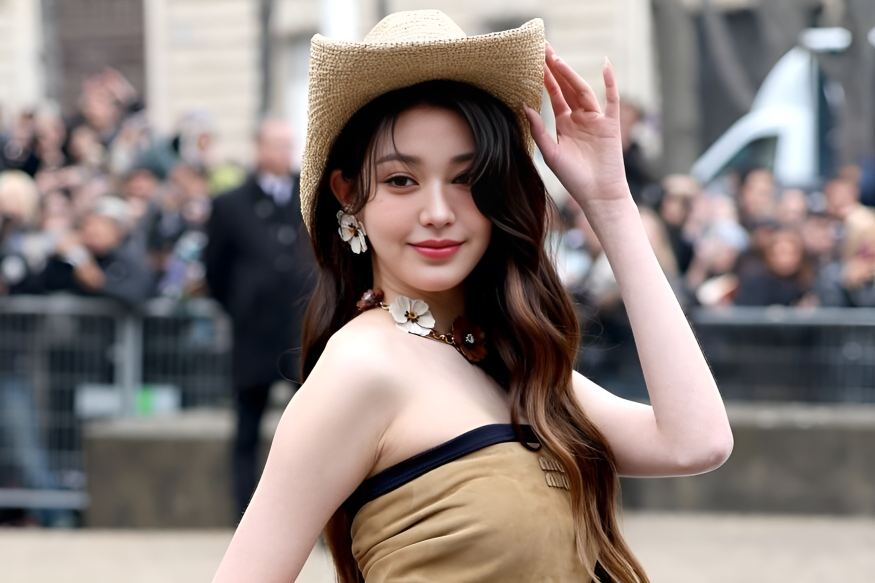 Thuong vu 1,4 ty USD dua Versace ve tay Prada hinh anh