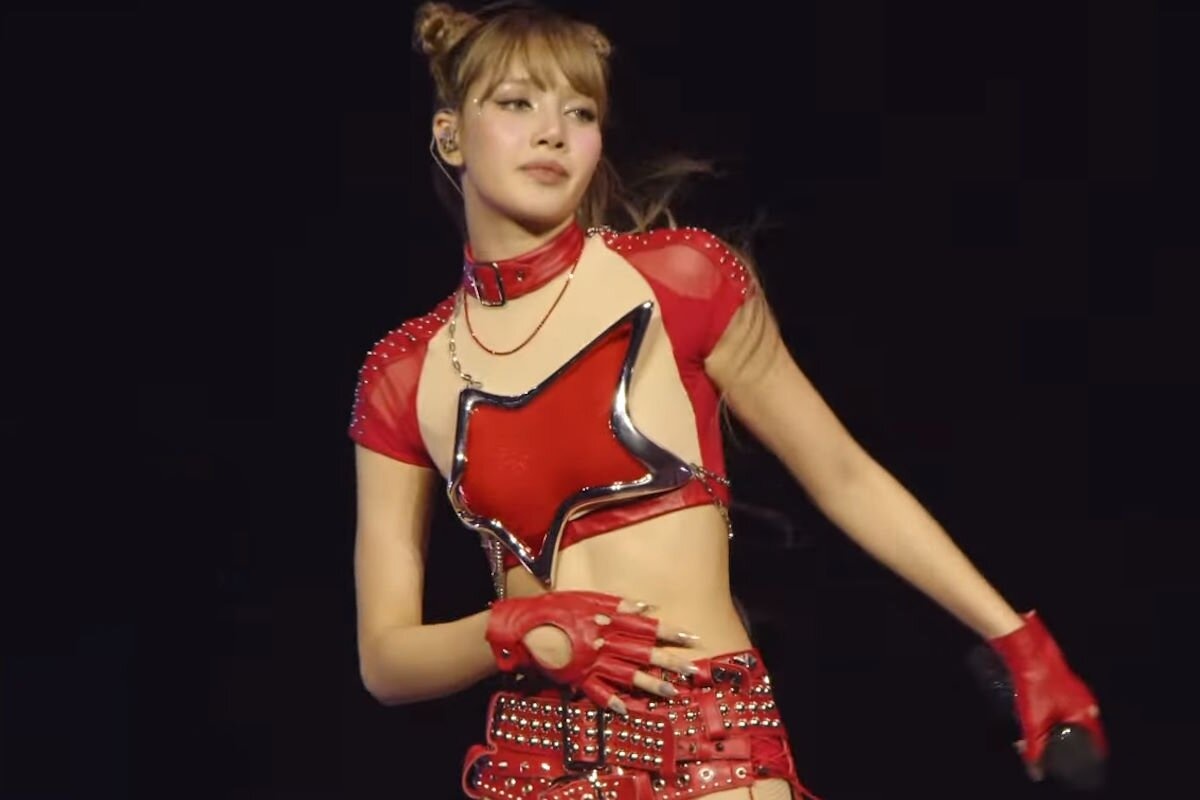 Quan tam giac gay tranh cai o Coachella cua Lisa hinh anh