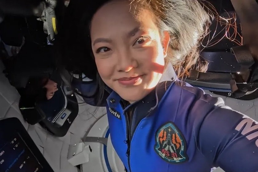 Khoanh khac nu phi hanh gia noi 'Xin chao Viet Nam' tu vu tru hinh anh