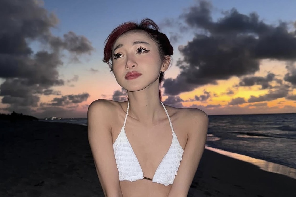 Co gai Viet o Canada bi chi trich sau khi nang nguc hinh anh