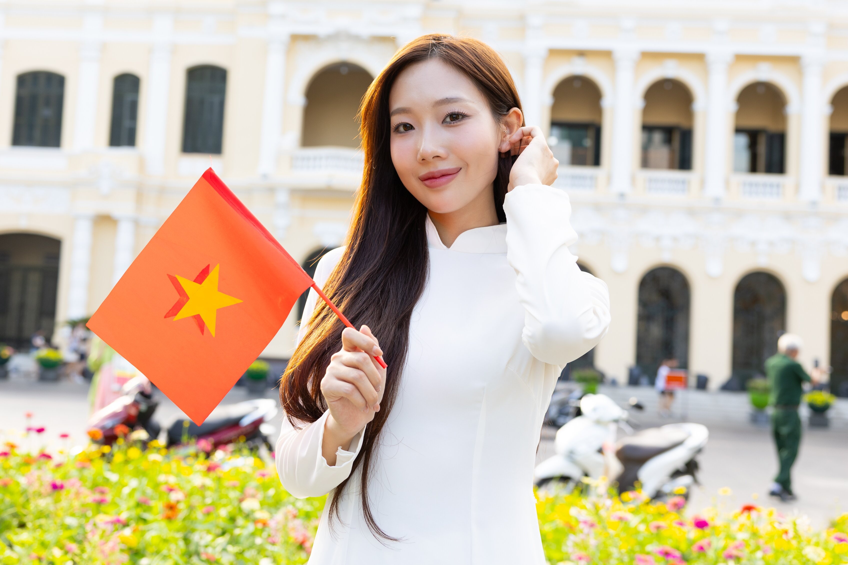 Ao dai, 'ao yeu nuoc' phu kin duong pho TP.HCM dip 30/4 hinh anh