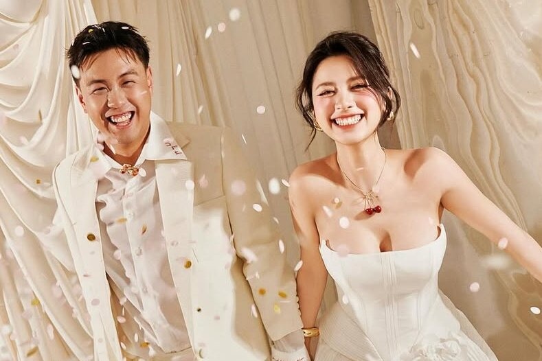 Han Hang va Huyme khoe anh cuoi hinh anh