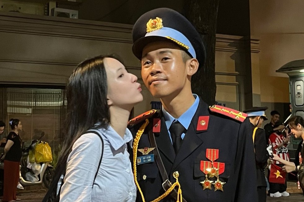 Cap doi 'Chi oi anh yeu em' gay chu y o dem tong hop luyen 30/4 hinh anh