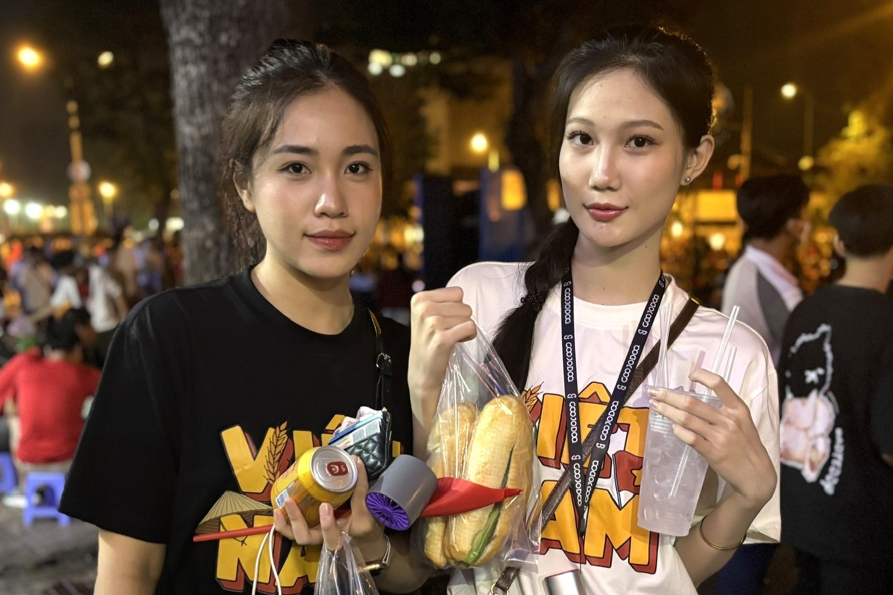 Xep hang mua banh mi cha lua tu 2h de xem tong duyet dieu binh hinh anh