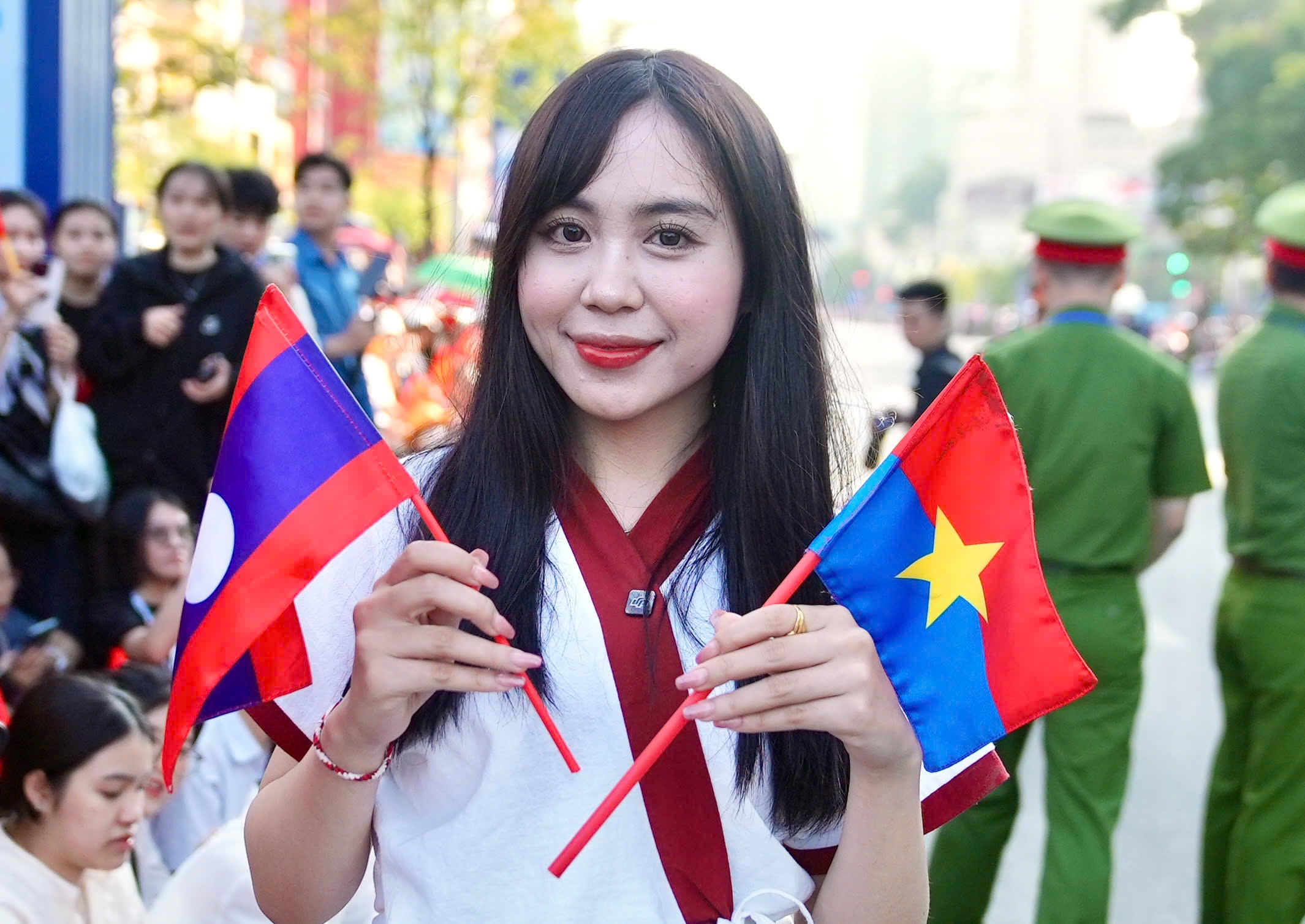 Co gai Lao tai buoi tong duyet 30/4: ‘Toi muon lay chong Viet Nam’ hinh anh